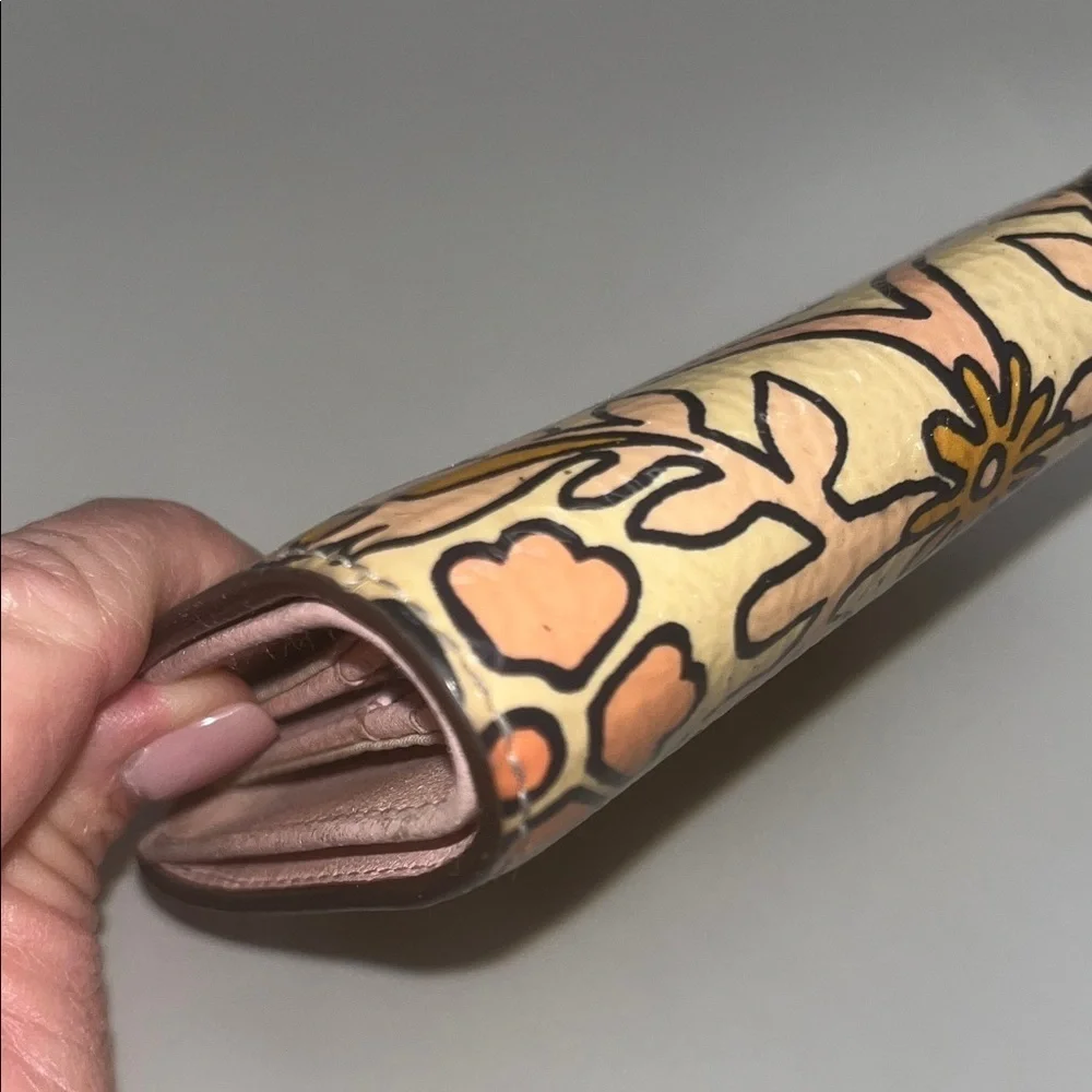 Tory Burch Floral Patterned Wallet in Cream and Peach